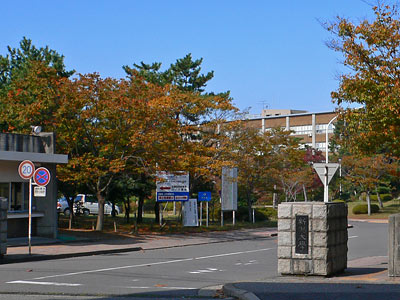 新潟大学旧正門（秋）