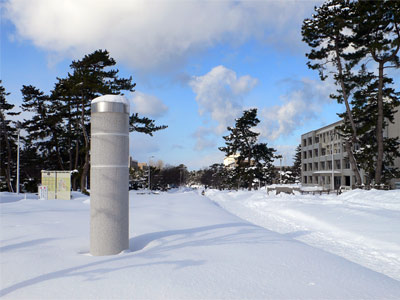 新潟大学正門（雪晴れ）