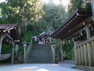 真山神社参道から拝殿を見る