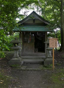 秋田市新屋日吉町の日吉神社境内の三吉神社