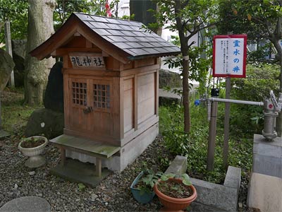 秋田市牛島西の三皇熊野神社境内の龍神社