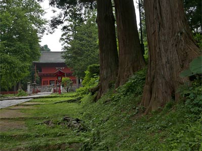 岩木山神社参道から楼門