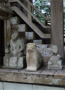 現人神社本殿前に置かれた狛犬と猿