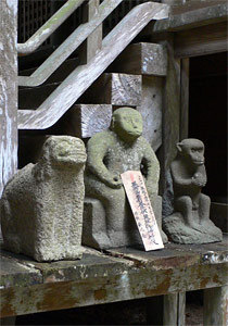 現人神社本殿前に置かれた狛犬と猿