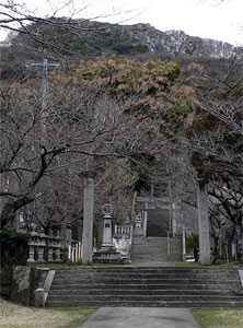 香春神社の参道から香春岳を望む