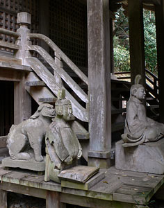 香春神社本殿の狛犬と神像
