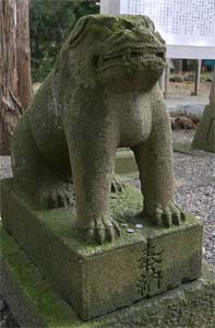 一関市釣山の八幡神社境内の狛犬（吽）