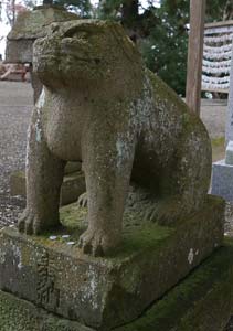 一関市釣山の八幡神社境内の狛犬（阿）