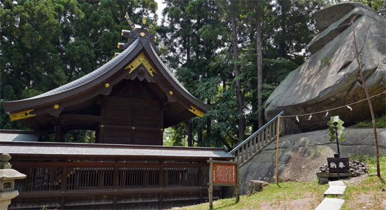 盛岡市櫻山神社の本殿と烏帽子岩