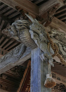 花巻市の胡四王神社拝殿向拝柱彫刻