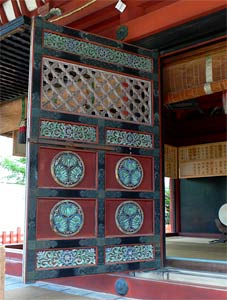 尾崎神社拝殿扉（左）