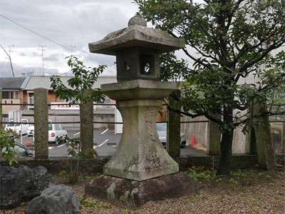 彼方神社石灯籠