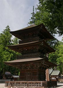 大町の若一王子神社境内の三重塔