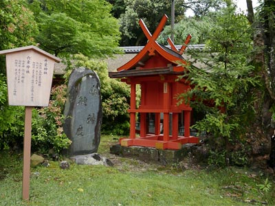 春日大社境内の井栗神社