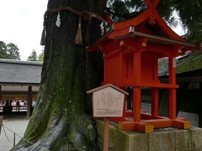 春日大社境内の岩本神社