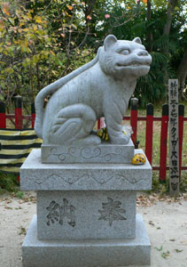 大江神社境内の狛虎