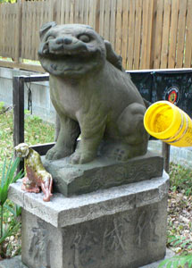 大江神社境内の狛虎
