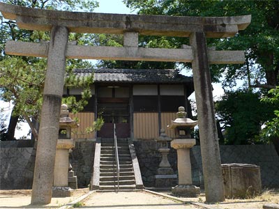 都留美嶌神社鳥居から拝殿を見る