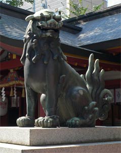 大阪御霊神社参道狛犬（阿像）