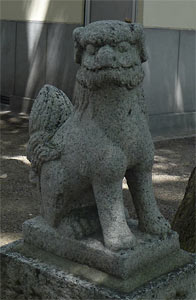 神須牟地神社境内の狛犬（吽形）
