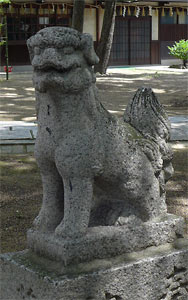 神須牟地神社境内の狛犬（阿形）