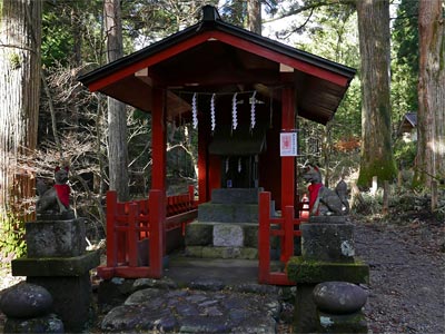 瀧尾稲荷神社社殿