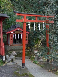 穴澤天神社境内の稲荷神社