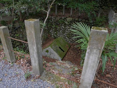 阿伎留神社境内の堀