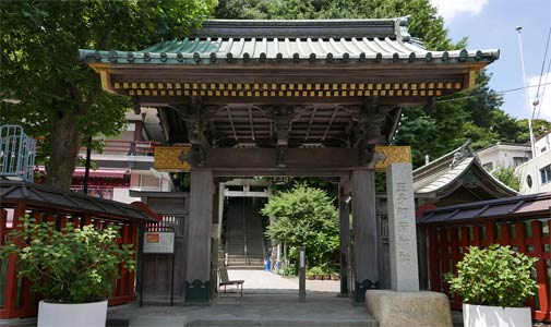 東京都北区岸町の王子稲荷神社正門