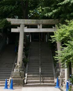東京都北区岸町の王子稲荷神社正門