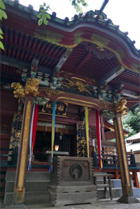 東京都北区岸町の王子稲荷神社拝殿向拝