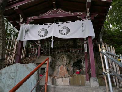 東京都北区岸町の王子稲荷神社境内の御穴様