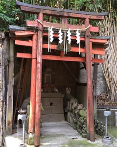 御田八幡神社境内の稲荷神社