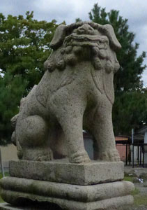 岩瀬白山町諏訪神社境内の狛犬（吽形）