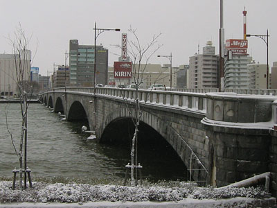 雪の万代橋（2004年）
