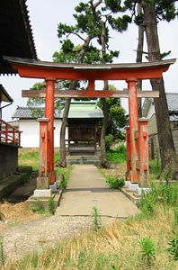 関屋本村の神明宮境内の稲荷神社