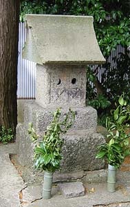 諏訪神社境内の石祠