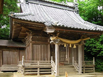 東島の八幡宮拝殿
