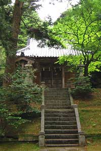 田家の諏訪神社拝殿前