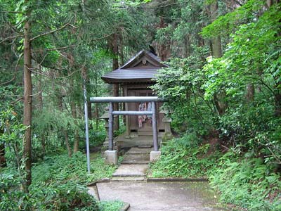 青海神社境内の山神社