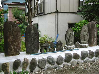 諏訪神社境内の石塔