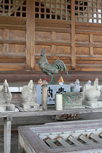 鳥之子神明社拝殿前