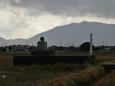 弥彦山と隕石の碑