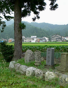 茗荷沢新田の稲荷神社境内の石塔