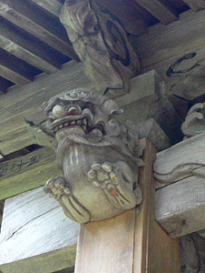 諏訪神社向拝柱彫刻（左）