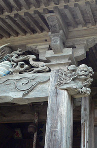 石川雲蝶の作と伝えられる荒金十二神社の拝殿向拝柱
