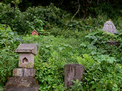 吉野神社参道下の石祠