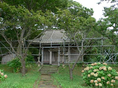 村上市岩崎の諏訪神社社殿
