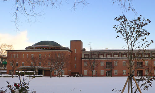 雪化粧の県立新潟女子短期大学