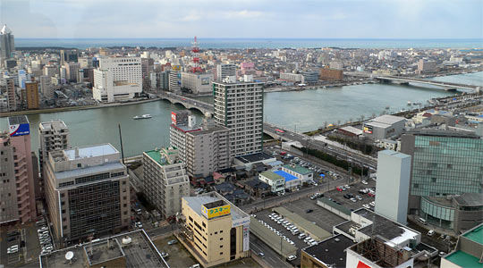 レインボータワーから信濃川河口の眺め